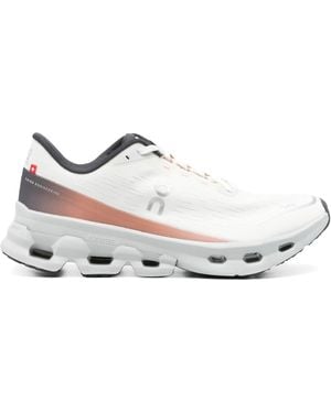 On Shoes Sull'Esecuzione Di Cloudspark - Bianco