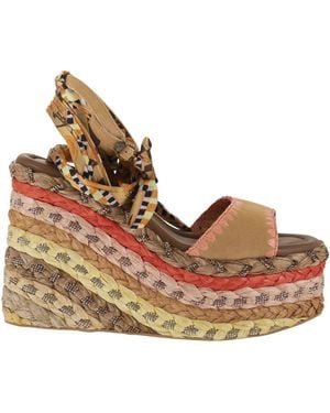 Kurt Geiger – Plateau-Keilsandalen mit gewebter Sohle und bedruckten Bändern - Braun