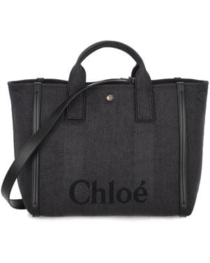 Chloé Draag Een Zwarte Draagtas Met Logo