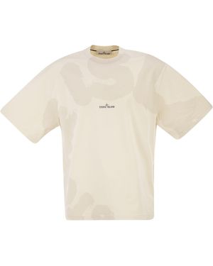 Stone Island T-Shirt in normaler Passform mit "Whirlwind Type"-Aufdruck - Weiß