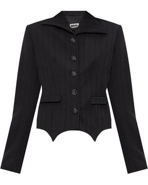 AVAVAV Sie trug einen schwarz gestreiften Blazer.