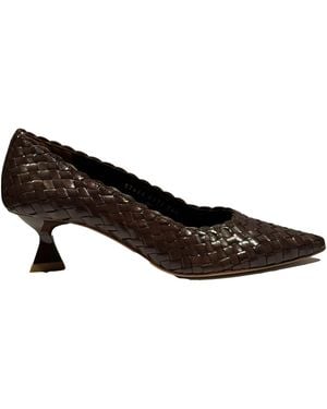 LA ROSE Carol Wooden Court Shoes - Black