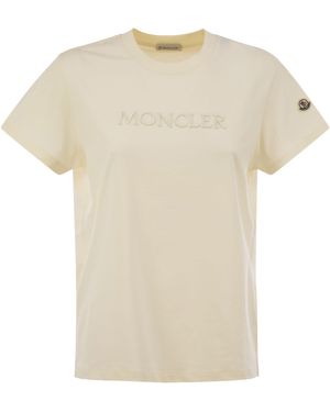 Moncler Baumwoll -T -Shirt mit Ton auf dem Ton gestickten Logo - Weiß