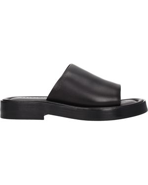 Ferragamo Hombres Chanclas y zuecos de cuero negro
