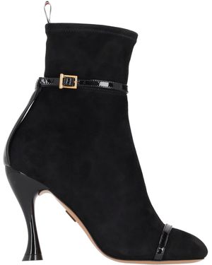 Thom Browne Trompe L'Oeil 4 Bar Sandal Ankle Boot mit 105 mm rundem, gebogenem Absatz aus weichem Stretch-Wildleder - Schwarz