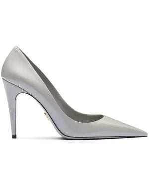 Prada Pompes en cuir brossé - Gris
