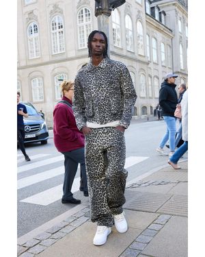 BoohooMAN Lockere Jeans mit Leopardenprint - Grau