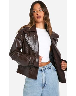 Boohoo Gabardina Tall Crop De Cuero Sintético Con Acabado De Cocodrilo - Marrón