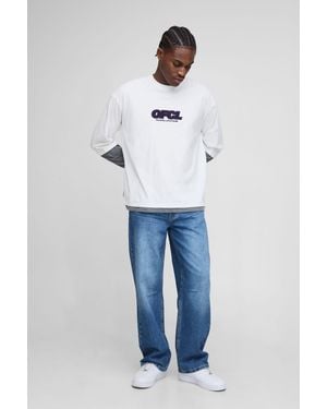 BoohooMAN Relaxed Fit Washed Knee Dart Jeans - Blau