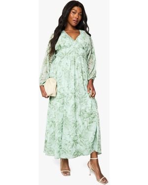 Boohoo Vestido Plus Maxi De Chifón Fruncido Con Estampado De Flores - Verde