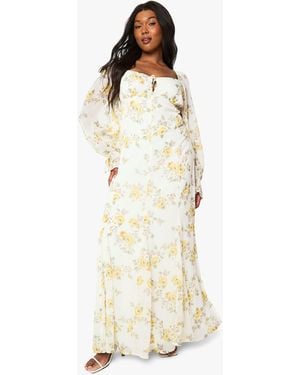 Boohoo Vestido Plus Maxi Fruncido De Chifón Estilo Mesonera Con Estampado De Florecillas - Neutro