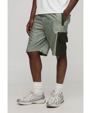 BoohooMAN Elasticated Waist Relaxed Mid Length Nylon Cargo Shorts - Green