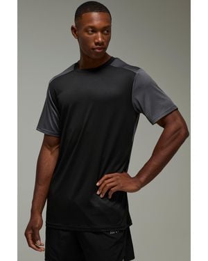 BoohooMAN Man Active Lightweight Colour Block Regular Fit Gym T-shirt - Black