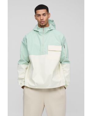 BoohooMAN Oversize Colorblock Regenjacke mit Kapuze und Taschen-Detail - Grün