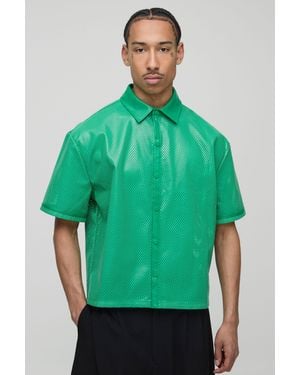 BoohooMAN Camisa Oversize Recta De Manga Corta Y Malla De Cuero Sintético - Verde
