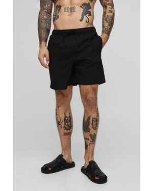 BoohooMAN Mittellange karierte Seersucker Badehose - Schwarz