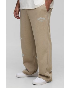 Boohoo Pantalón Deportivo Plus Holgado Con Estampado En Relieve - Neutro