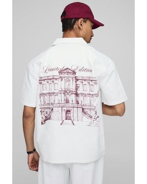 BoohooMAN Camisa Oversize De Sarga Con Estampado Limited Edition En La Espalda - Blanco
