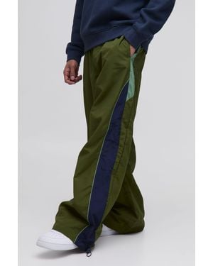 BoohooMAN Elasticated Waist Parachute Side Stripe Pants - Green