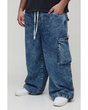 BoohooMAN Plus Cargo-Jeans mit Acid-Waschung und Kordelzug - Blau