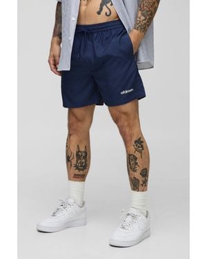 BoohooMAN Mittellange Badehose mit Official Man Logo Print - Blau