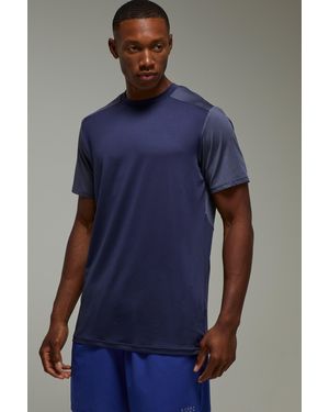 BoohooMAN Man Active Lightweight Colour Block Regular Fit Gym T-shirt - Blue