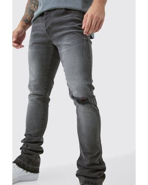 BoohooMAN Skinny Stacked Flared Jeans With Knee Rip - Gray