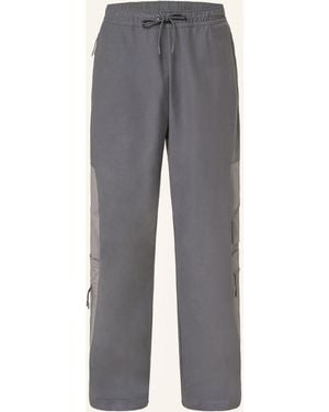 Nike Track Pants SHORI im Materialmix - Grau