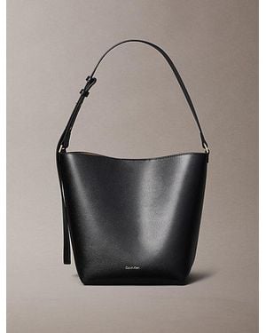 Calvin Klein Bolso saco con logo en lámina - Negro