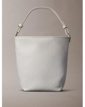 Calvin Klein Bolso saco con logo emblemático en todo el artículo - Gris