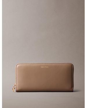 Calvin Klein Portefeuille Long Zippé Avec Garnitures À Monogramme - Marron