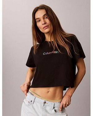 Calvin Klein Camiseta cropped de estar por casa - Pride - Negro