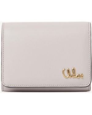 Chloé Kleines, dreifach klappbares Chloé Iconic Portemonnaie aus genarbtem Leder mit Münzfach - Weiß