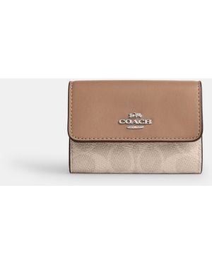 COACH Flap Card Case - Natural
