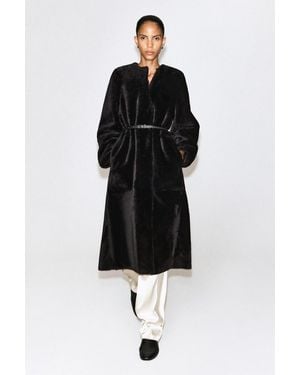 COS Kragenloser Mantel Aus Shearling - Schwarz