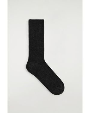 COS Gerippte Wollsocken - Schwarz