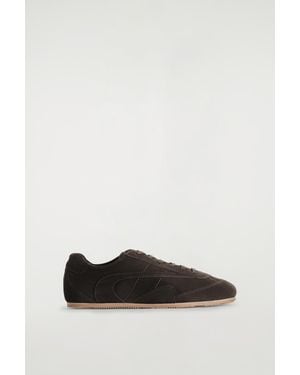 COS Schlichte Sneakers Aus Veloursleder - Schwarz