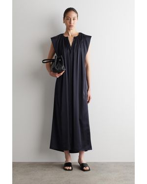 COS Midikleid Aus Satin Mit Falten - Schwarz