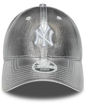 KTZ Cappellino 9Forty New York Yankees Mlb Metallic Argento - Gray