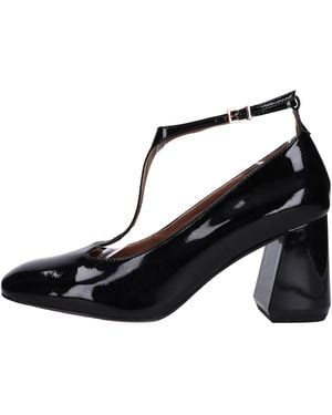 Emanuélle Vee With Heel - Black