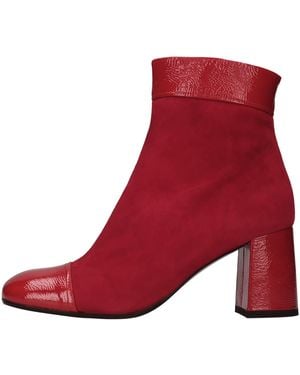 Chie Mihara Rote Stiefel