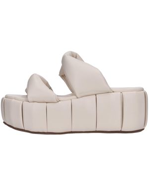 THEMOIRÈ Sandals Cream - White