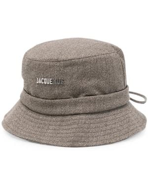 Jacquemus Logo-Plaque Drawstring Bucket Hat - Gray