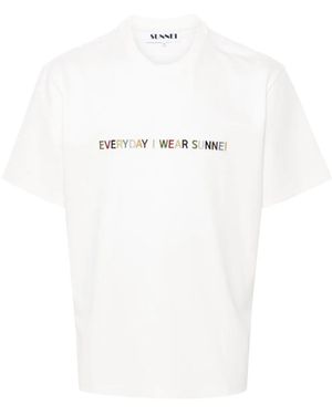 【関税込み】SUNNEI ホワイト Classic Figures Tシャツ Sunnei White Everyday I Wear Sunnei Classic T-Shirt Sunnei