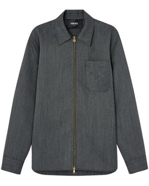 Versace Chaqueta tipo blusón con logo bordado - Gris