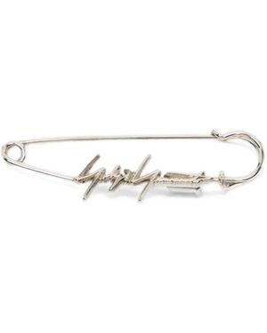 Yohji Yamamoto Épingle À Nourrice À Logo - White