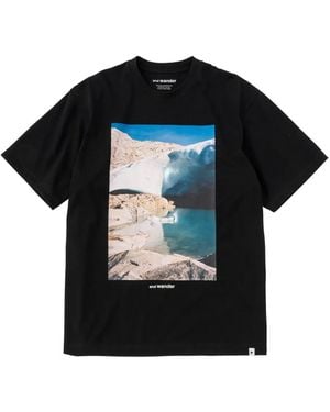 and wander グラフィック Tシャツ - ブラック