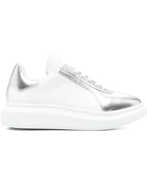 McQueen Zapatillas de piel con paneles metálicos - Blanco