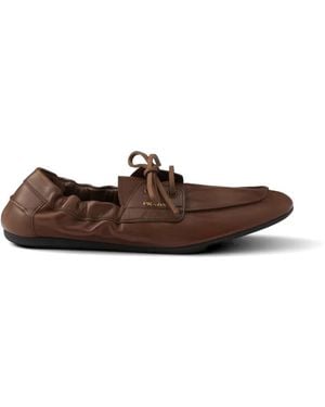 Prada Chaussures Bateau Shuffle En Cuir - Marron