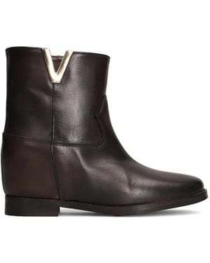 Julie Dee V-Plaque Leather Boots - Black